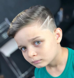 9 cortes de cabelo infantil masculino liso para o seu filho