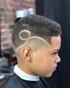 Corte de Cabelo Masculino Infantil com Risco Lateral