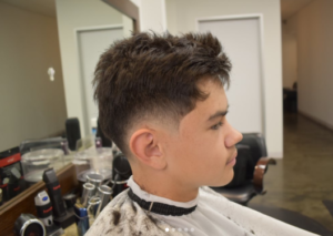 Low Fade em V: Degradê, Liso, Baixo – Quarto Sete