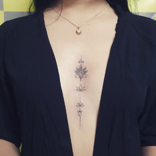 Tatuagem No Decote Entre Os Seios Delicadas E Tra Os Finos Quartosete