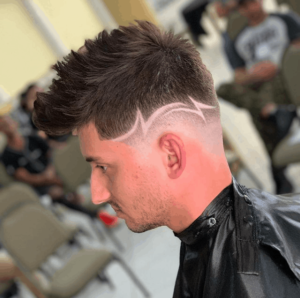 Corte de Cabelo com Riscos Lateral Corte de Cabelo com Riscos Lateral
