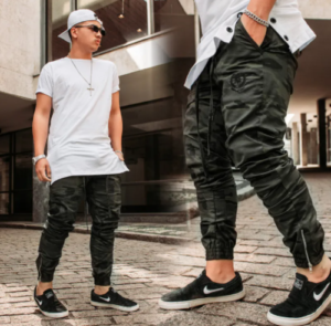 Look com calça cargo camuflada