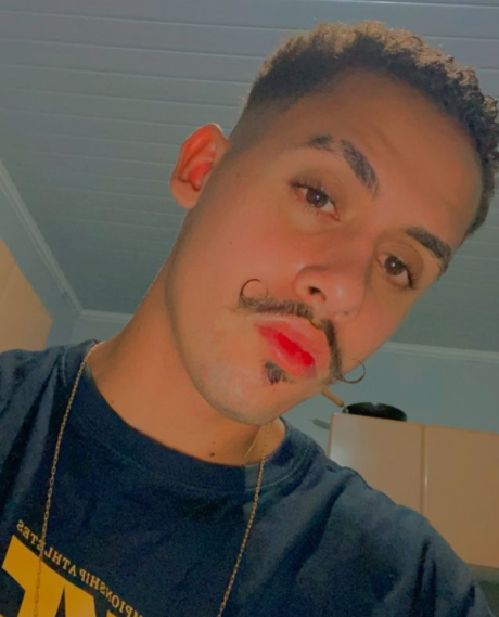 Bigode Fino Penteado