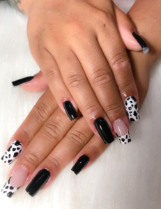 Unhas em gel decoradas preto