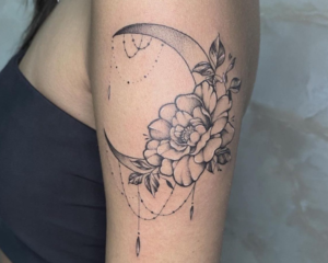 Tatuagem feminina no braço