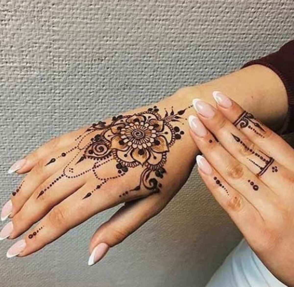 Tatuagem Feminina na Mão: Confira algumas Inspirações!