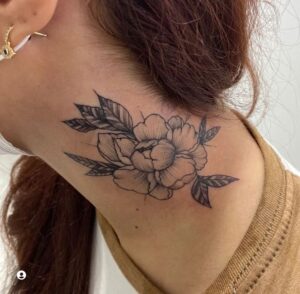 Tatuagem no pescoço feminina flor