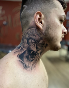 Tatuagem atrás da orelha masculina