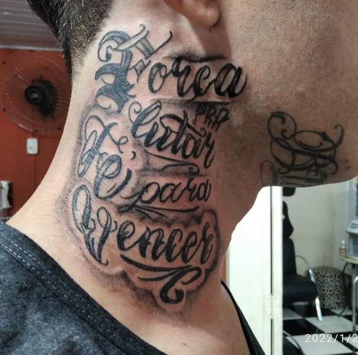 Tatuagem no pescoço