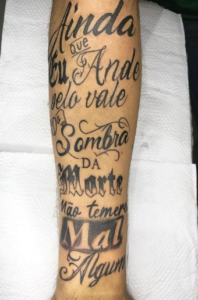 Tatuagem masculina no braço frases de Deus Tatuagem masculina no braço frases de Deus