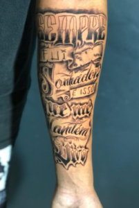 Tatuagem masculina no braço Tatuagem masculina no braço