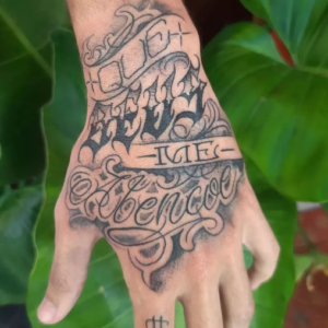 Tatuagem masculina na mão Tatuagem masculina na mão