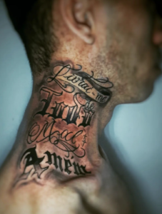 Tatuagem masculina no pescoço Tatuagem masculina no pescoço