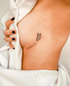 Tatuagem delicada feminina na mama