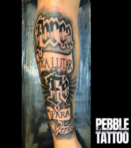 Tattoo masculina na perna