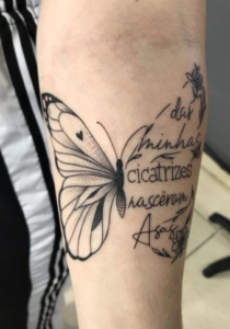 Tatuagem de borboleta com frases