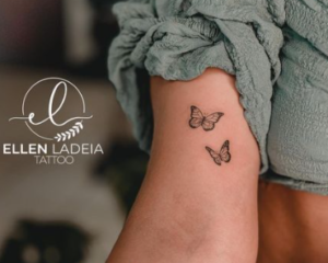 Tatuagem de borboleta minimalista