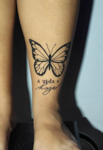 Tatuagem de borboleta na perna