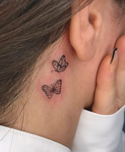 Tatuagem de borboleta no pescoço