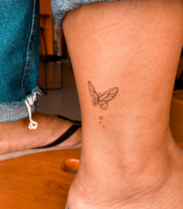 Tatuagem de borboleta minimalista