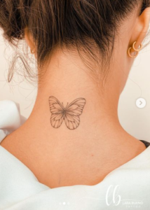 Tatuagem de borboleta na nuca