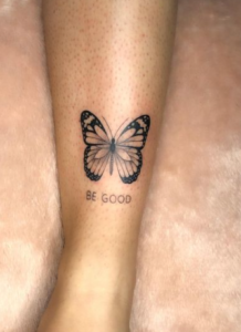 Tatuagem de borboleta na perna