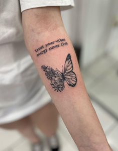 Tatuagem de borboleta no antebraço