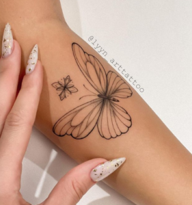 Tatuagem de borboleta no braço