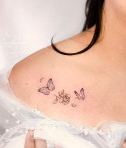 Tatuagem de borboleta no ombro