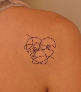 Tatuagem feminina delicada nas costas