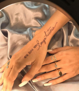 Tatuagem feminina delicada na mão