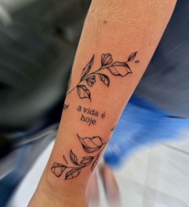 Tatuagem delicada feminina no braço