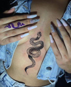 Tatuagem entre os peitos cobra