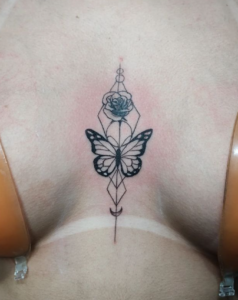 Tatuagem no decote borboleta