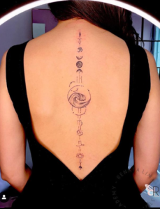 Tatuagem feminina delicada nas costas