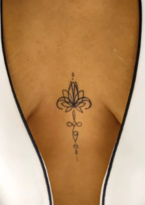 Tatuagem feminina delicada no decote