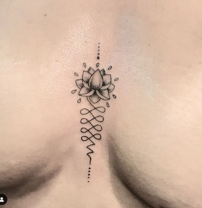 Tatuagem feminina entre os seios pequena