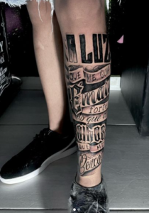 Tatuagem masculina na perna frases