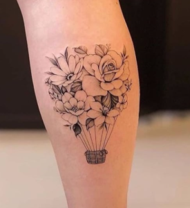 Tatuagem na panturrilha delicada feminina