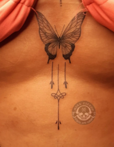 Tatuagem no decote borboleta