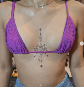 tattoo no meio da mama delicada tattoo no meio da mama delicada