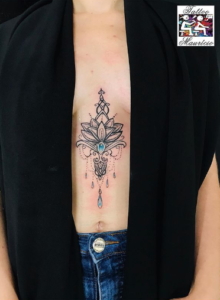 Tatuagem no decote mandala