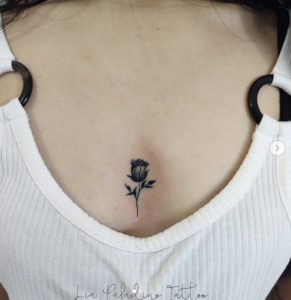 Tatuagem no decote minimalista