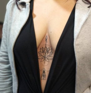 Tatuagem no meio dos seios flor de lotus